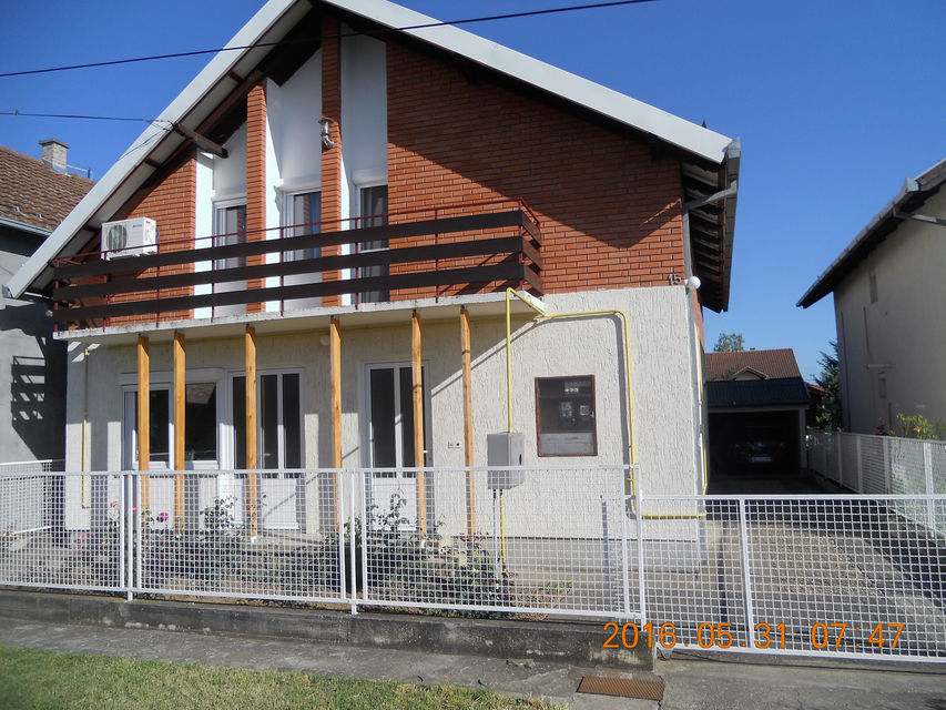 Milene Pavlović Barili 15, Petrovaradin