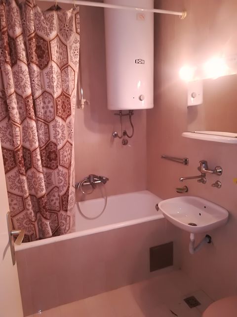 Radnička 32, Beograd - 8