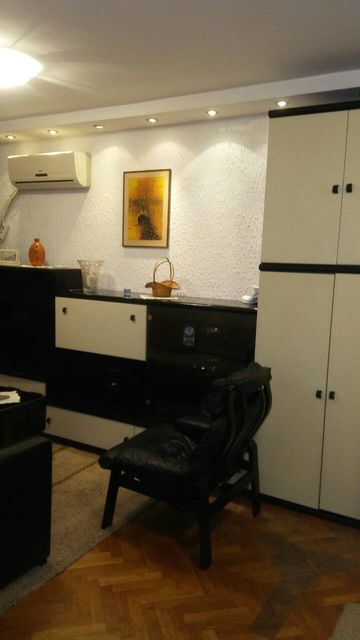 Pariske komune 61, Beograd - 8