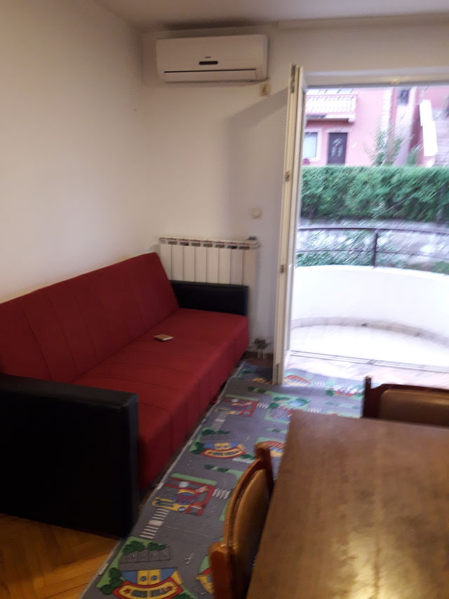 Kneževačka 19, Beograd