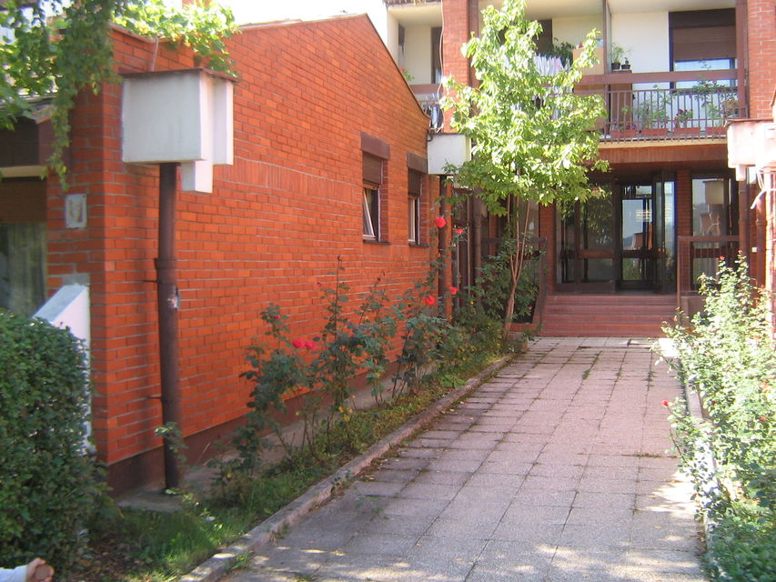 Dušana Petrovića Šaneta 8, Beograd