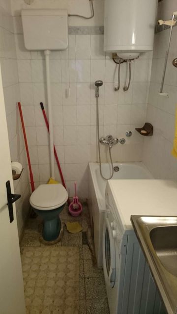 Husinskih rudara 49, Beograd - 6