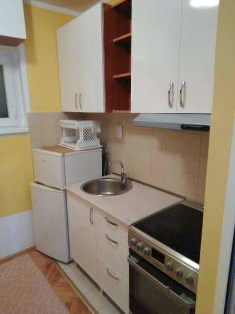 Kanadska 7, Beograd - 4