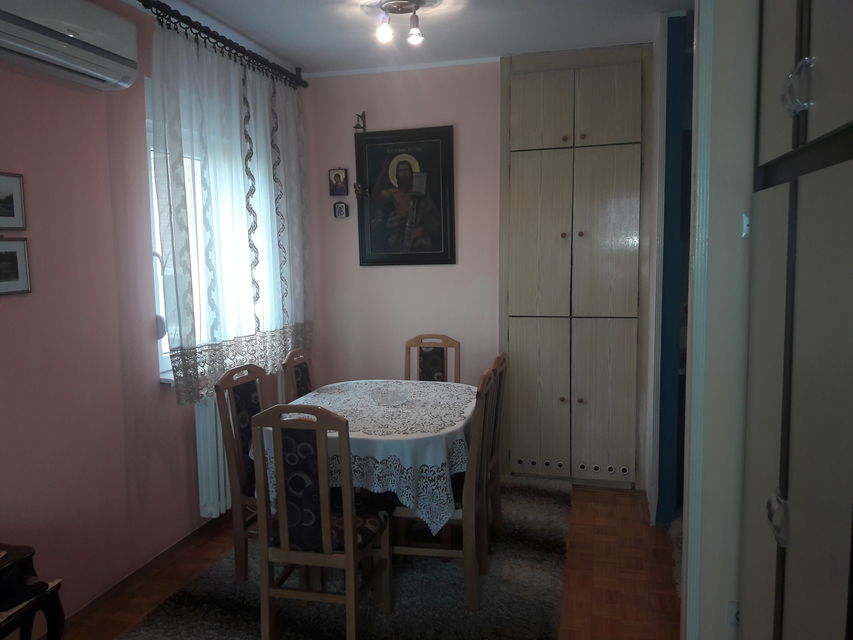 Pariske Komune 40, Novi Sad - 1