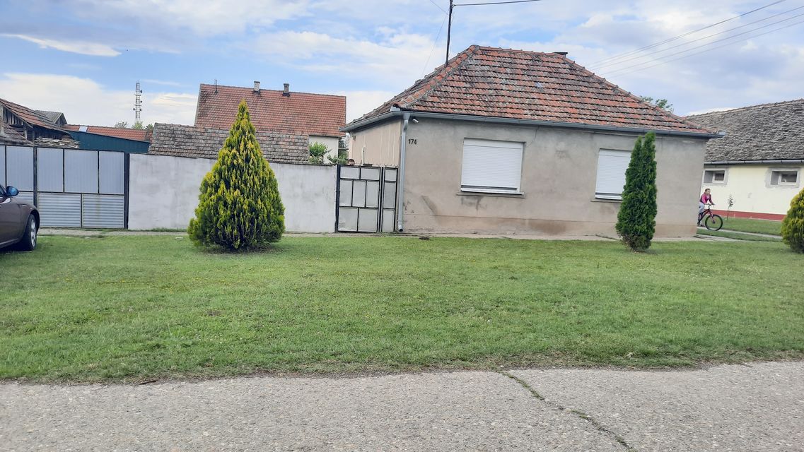 Svetozara Miletića 174, Titel