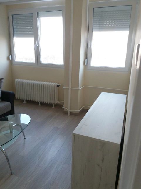 Pariske komune 33, Beograd - 10