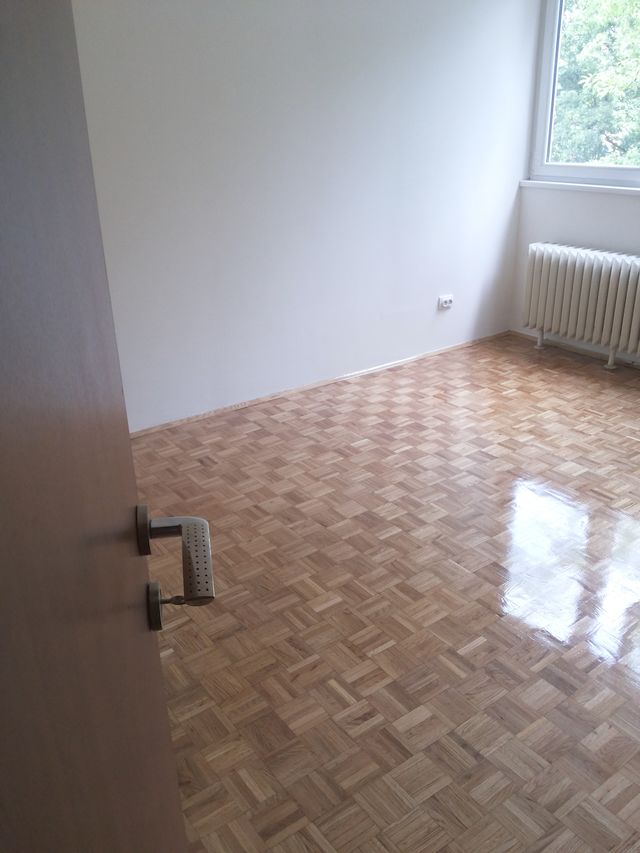 Pariske komune 33, Beograd - 6