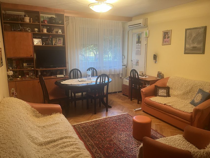 Pariske komune 61, Beograd - 8