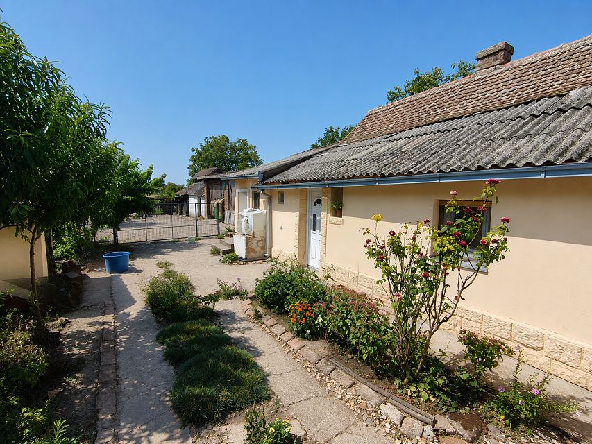 Vuka Karadžića 17, Nikinci - 2