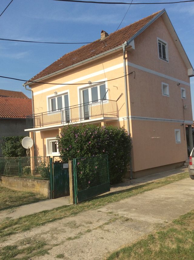 Fruškogorska 12, Banovci - 1