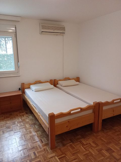 Pećska 9, Beograd - 4