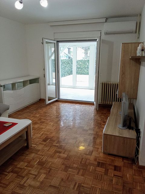 Pećska 9, Beograd - 7