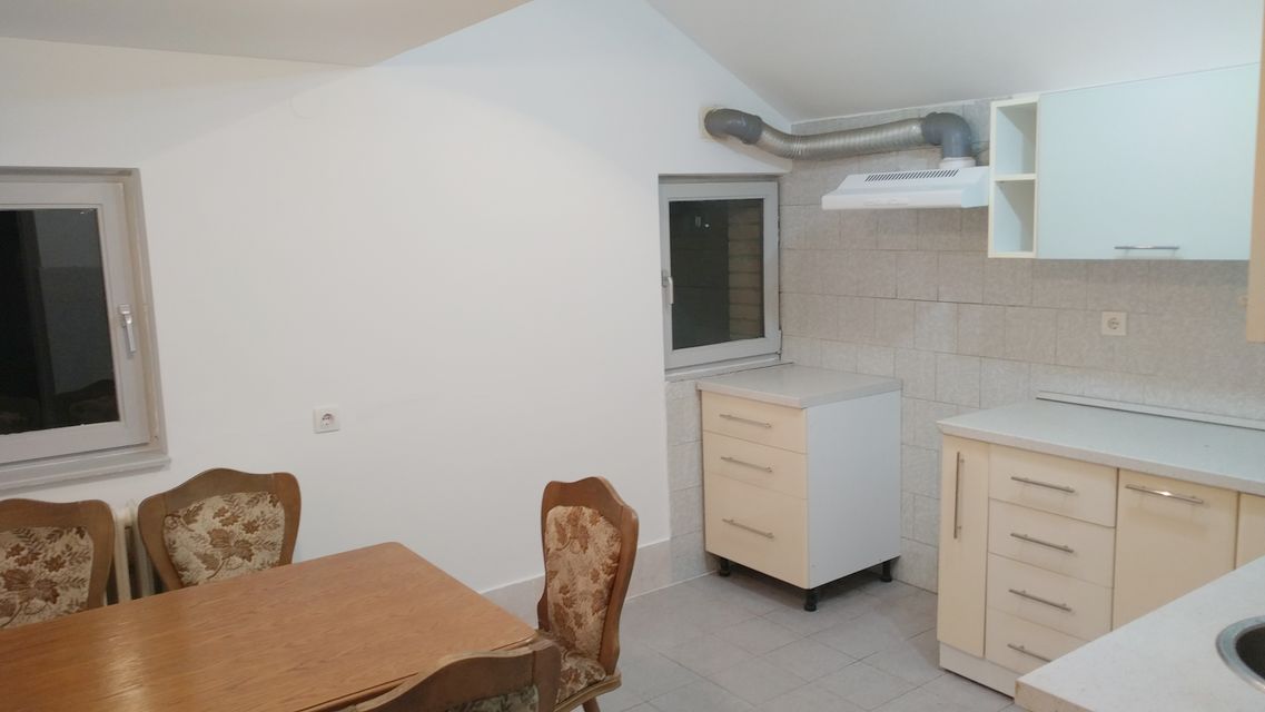 Crvenih hrastova 6, Beograd - 12