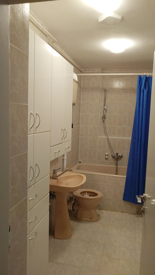 Crvenih hrastova 6, Beograd - 11