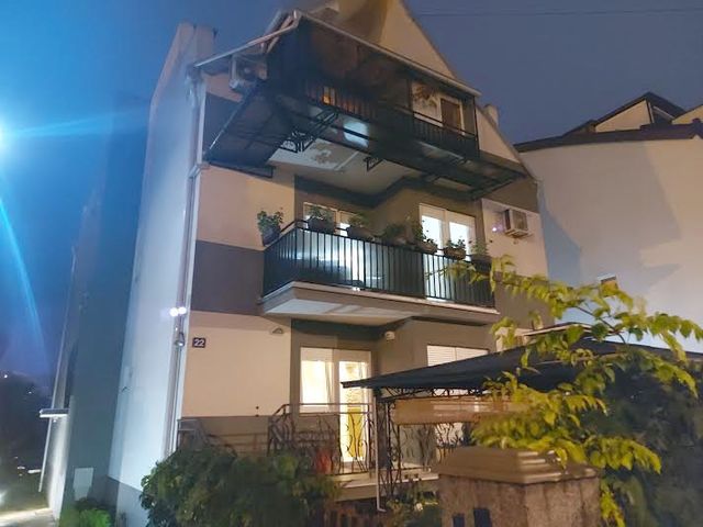 Crnogorska 22, Beograd - 6