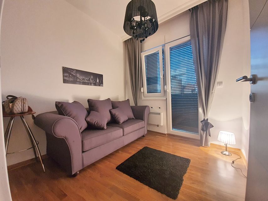 Radojke Lakić 1, Beograd - 7