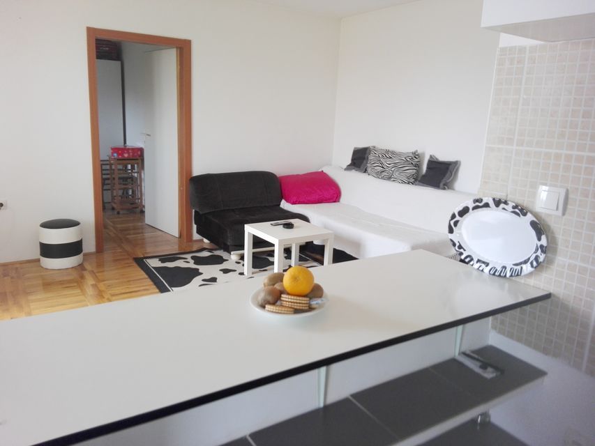 Veletinska 8, Beograd - 4