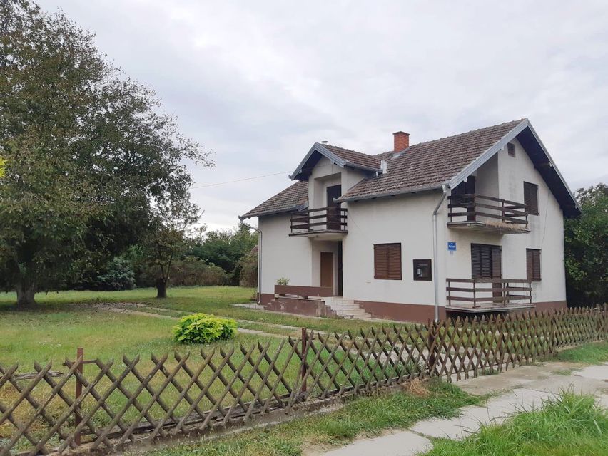 Trg oslobođenja 1, Mali Bač - 1