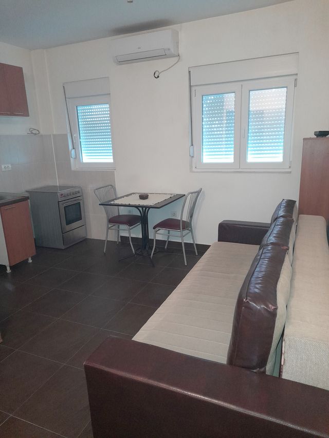 Novobeogradskih graditelja 20, Beograd - 4